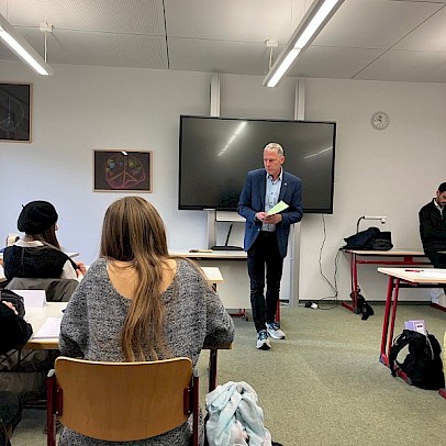 Der Landtagsabgeordnete Jochen Haußmann vor Schülern der Ev. Fachschule für Sozialpädagogik